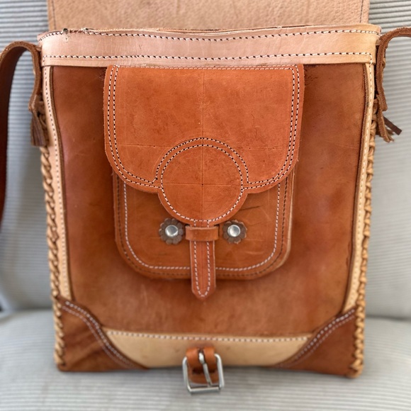 Genuine vintage vachetta leather flap shoulder bag with flowers woven - Picture 8 of 12